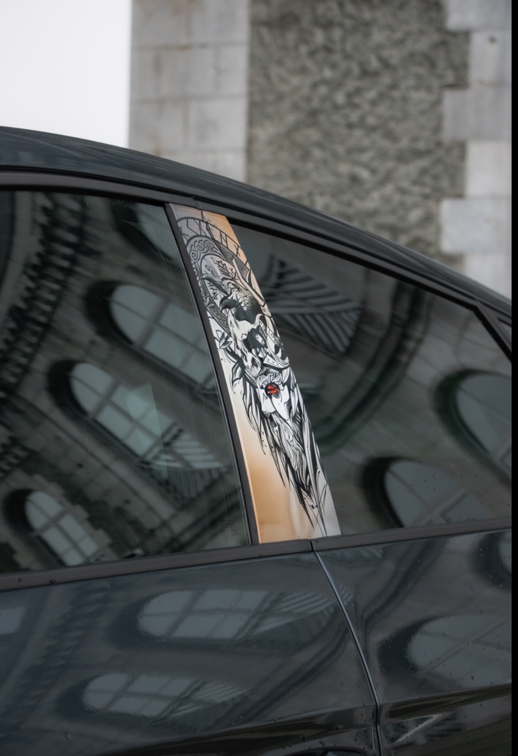Montant de porte en covering impression personnalisé, réalisé sur mesure par ZS Design Lescar. Un détail unique qui renforce le caractère du véhicule.